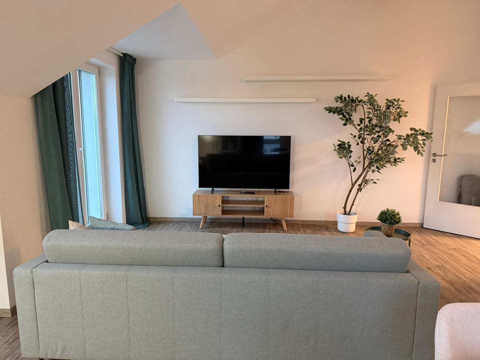 TV and multimedia, Living room, Seating area, Evening entertainment