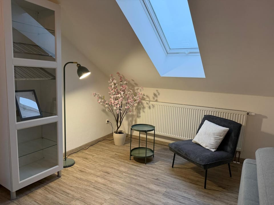 Living room, Seating area, internet