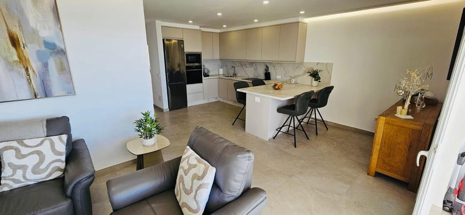 Coffee/tea facilities, Kitchen or kitchenette, Living room, Seating area, Dining area, oven