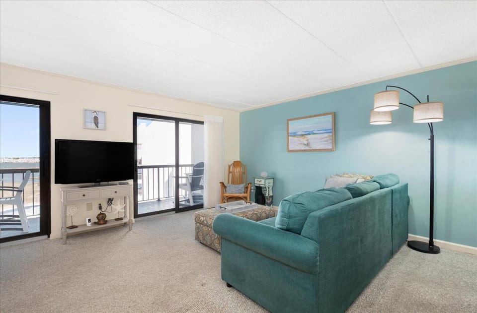 Bay Princess Condo with Outdoor Pool and Balcony! House in Ocean City