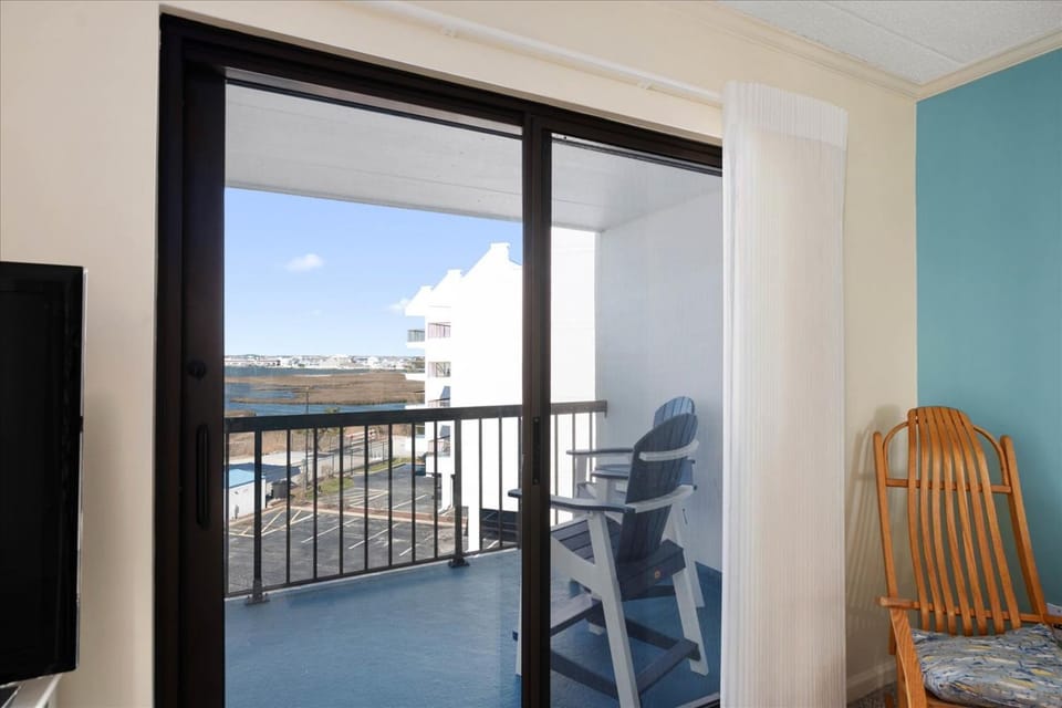 Bay Princess Condo with Outdoor Pool and Balcony! House in Ocean City