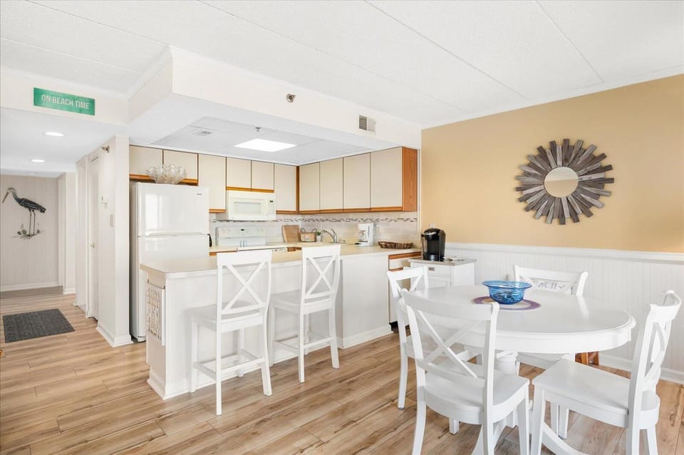 Family Friendly Bay Princess Condo with Outdoor Pool and Bayfront Balcony! House in Ocean City