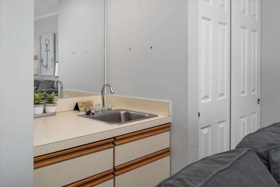 Direct Bay Front Condo with 2 Bedrooms, Outdoor Pool, and 2 Parking Spaces! House in Ocean City