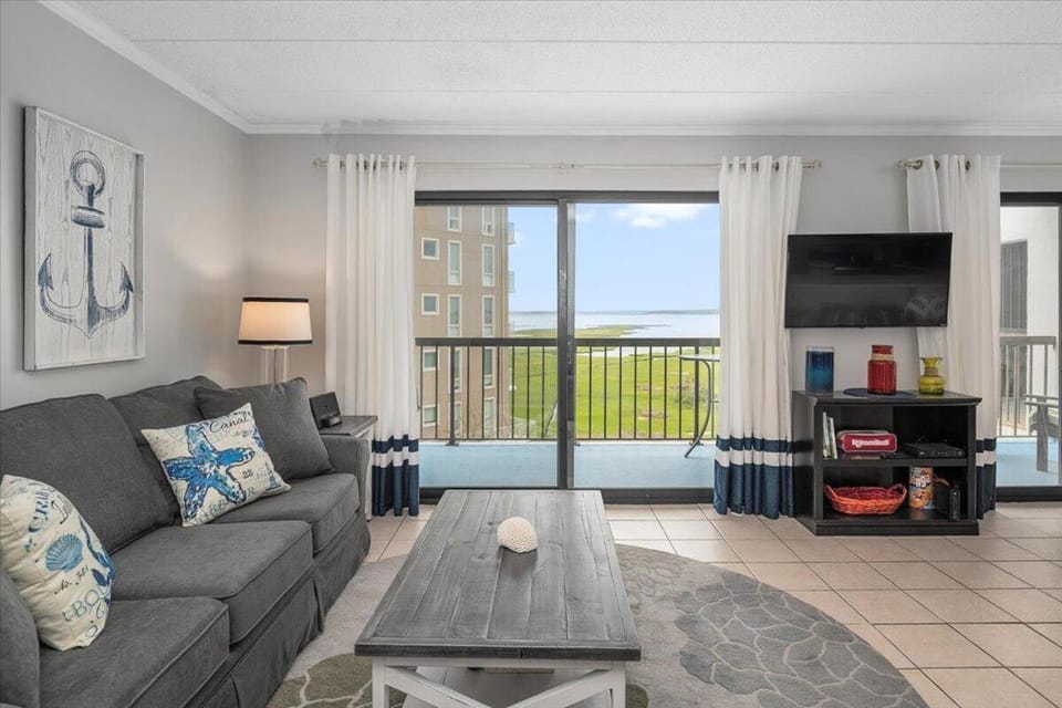 Direct Bay Front Condo with 2 Bedrooms, Outdoor Pool, and 2 Parking Spaces! House in Ocean City