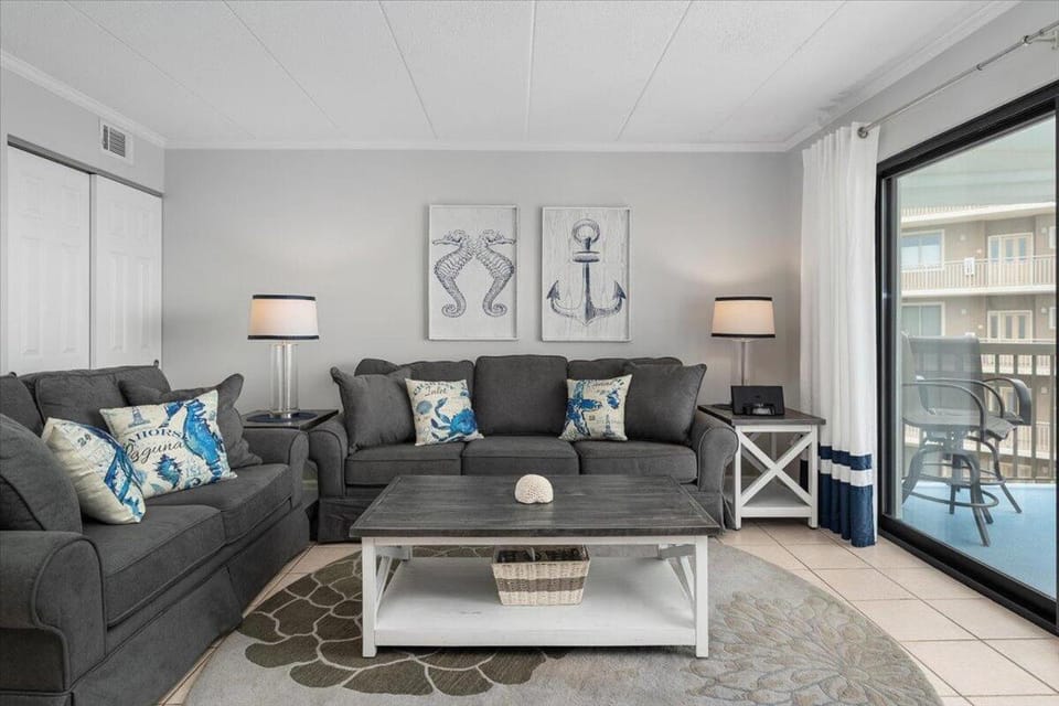 Direct Bay Front Condo with 2 Bedrooms, Outdoor Pool, and 2 Parking Spaces! House in Ocean City