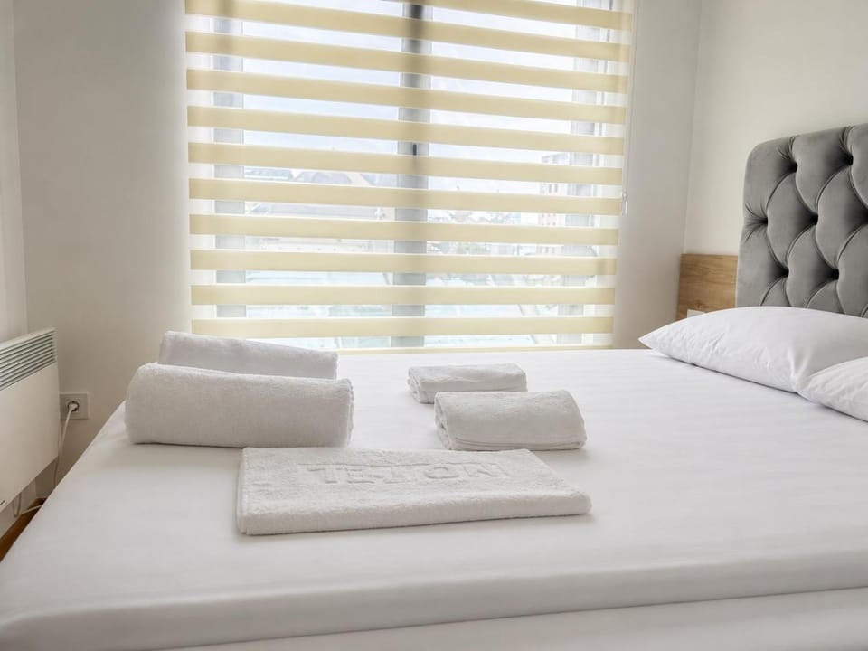 Bed, Bedroom, towels