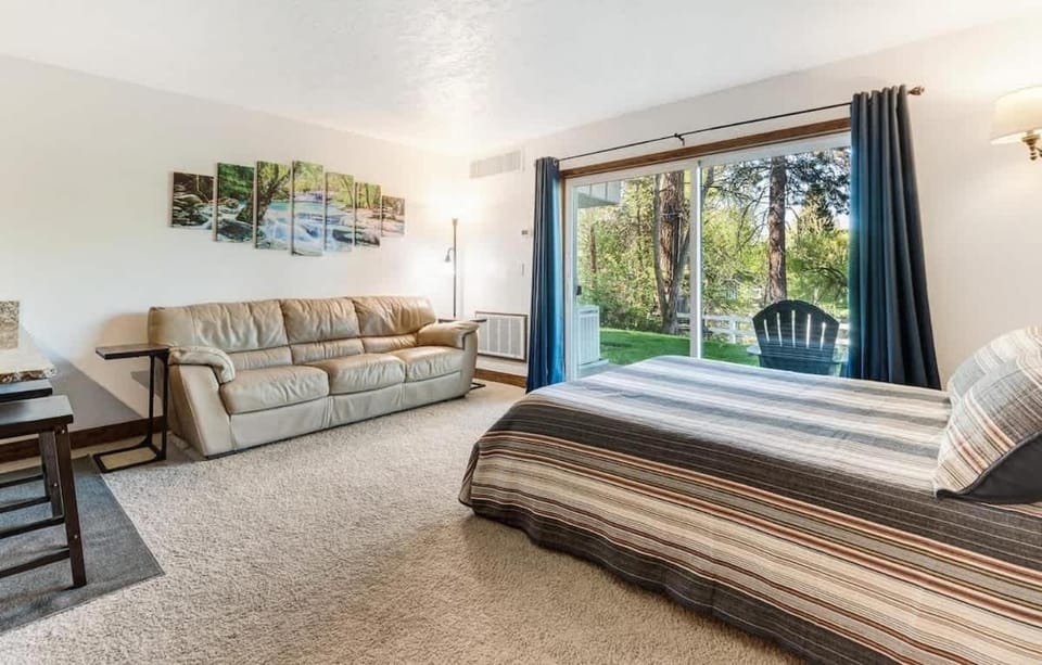 Ground Floor - Riverfront Studio House in Bend