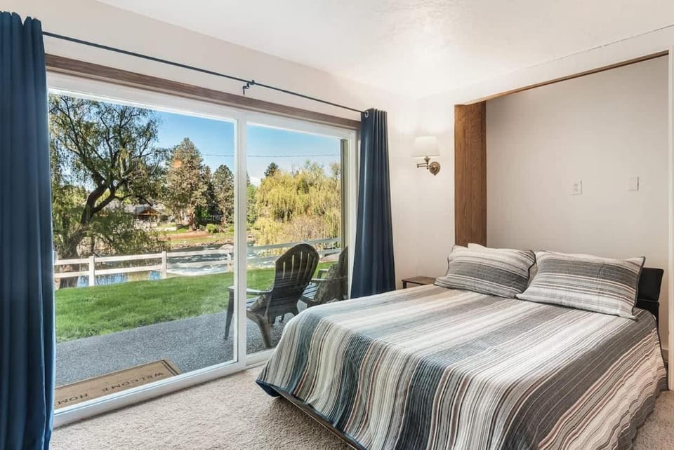 Ground Floor - Riverfront Studio House in Bend