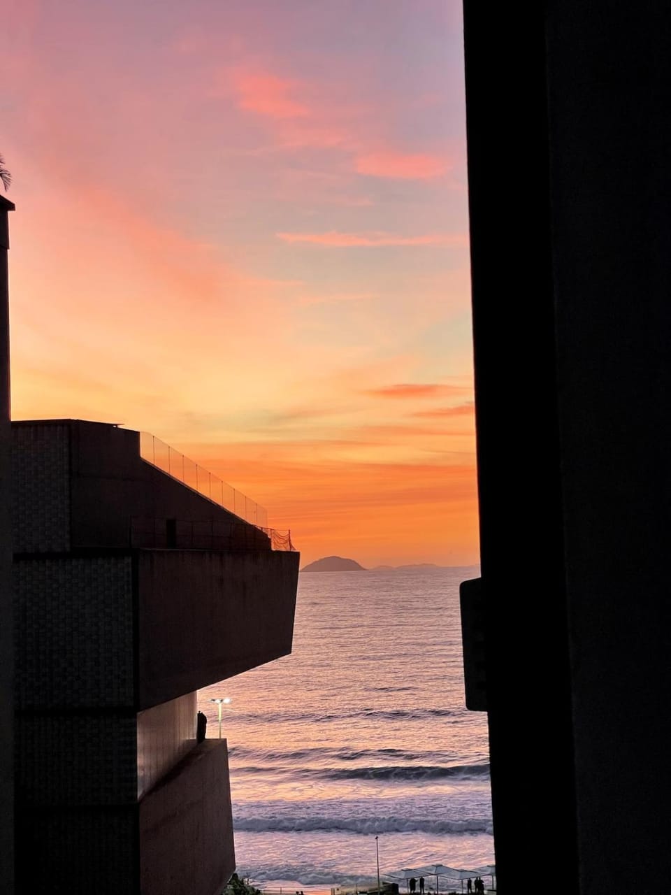 Apartment with a side view of the ocean and most famous sunrise Apartment in Rio de Janeiro