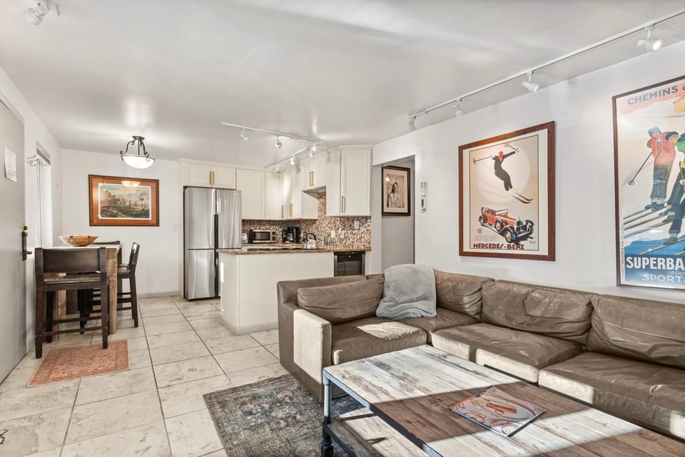 Silverglo Unit 205, Cozy Condo Walking Distance to Town with Pool AC House in Aspen