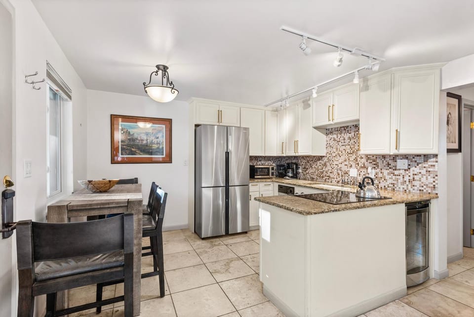 Silverglo Unit 205, Cozy Condo Walking Distance to Town with Pool AC House in Aspen