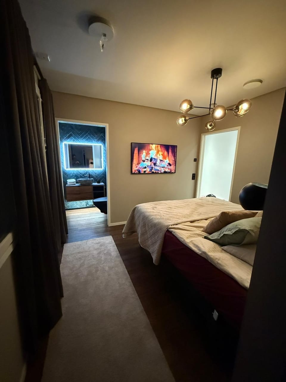 Bed, TV and multimedia, Bedroom