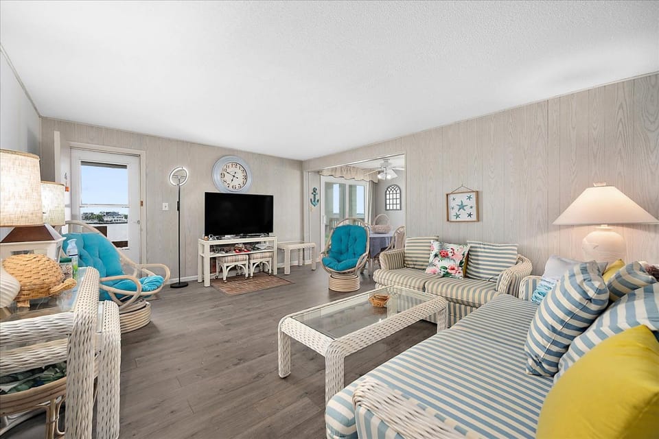 2 Bedroom, 3rd Floor Condo with Great VIews! House in Ocean City