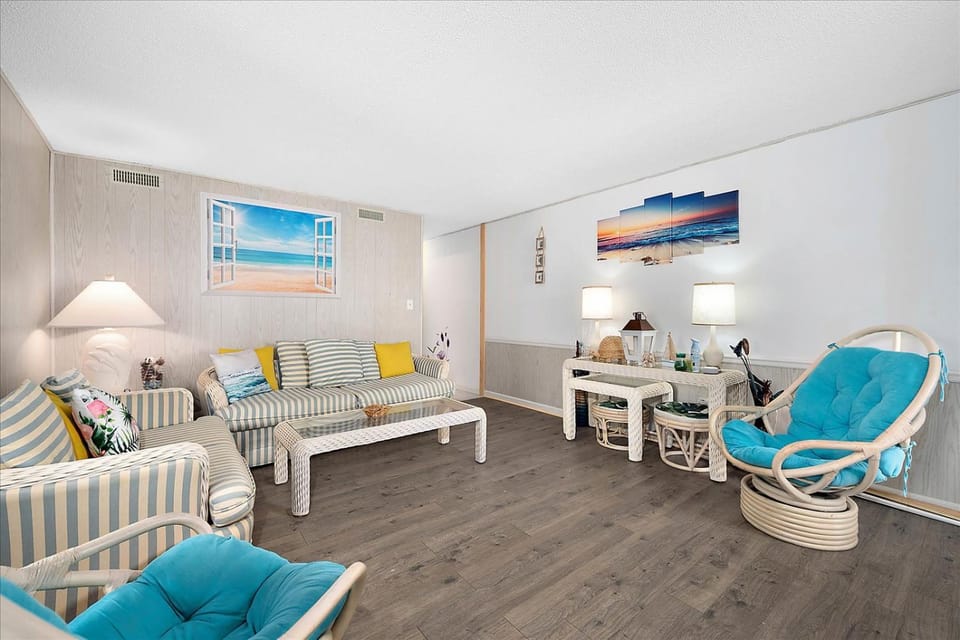 2 Bedroom, 3rd Floor Condo with Great VIews! House in Ocean City