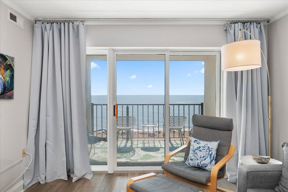 Stunning Renovated 2 Bedroom Direct Ocean Front! House in Ocean City