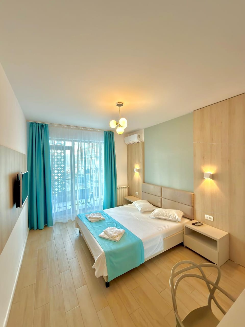 Bed, TV and multimedia, Bedroom, towels