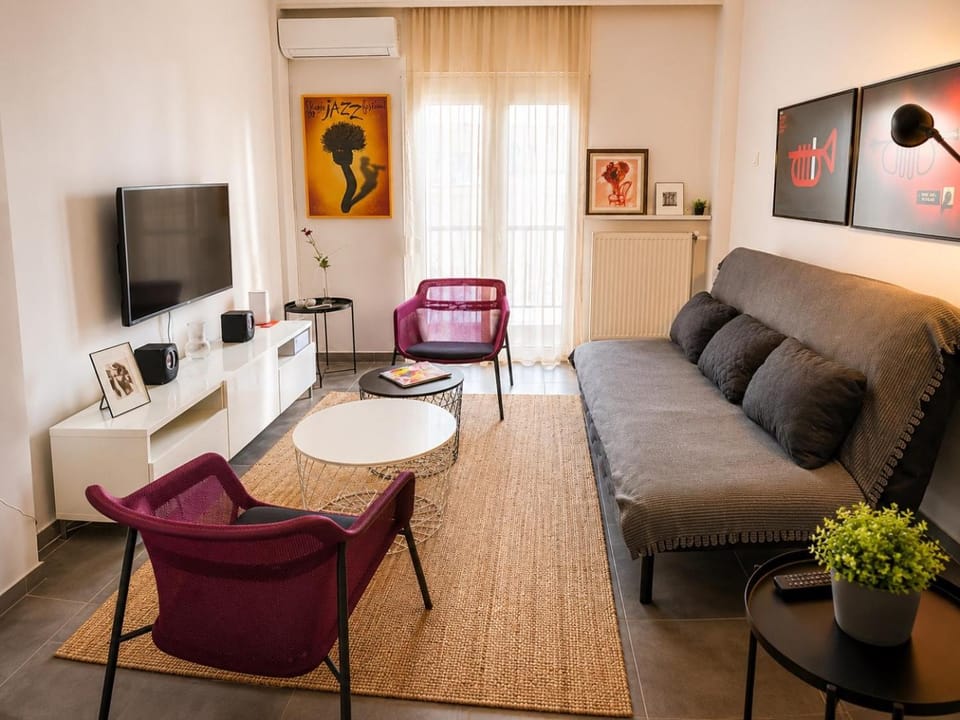 TV and multimedia, Living room, Seating area, Evening entertainment