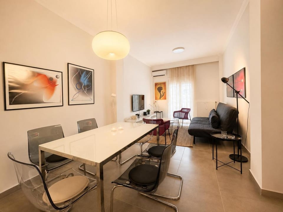 TV and multimedia, Living room, Seating area, Dining area