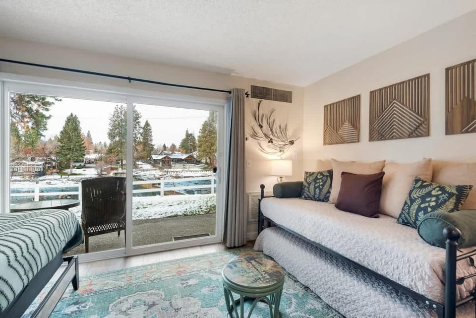1st Floor Studio stunning view of Deschutes River House in Bend