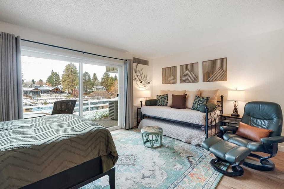 1st Floor Studio stunning view of Deschutes River House in Bend