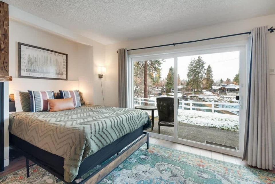 1st Floor Studio stunning view of Deschutes River House in Bend