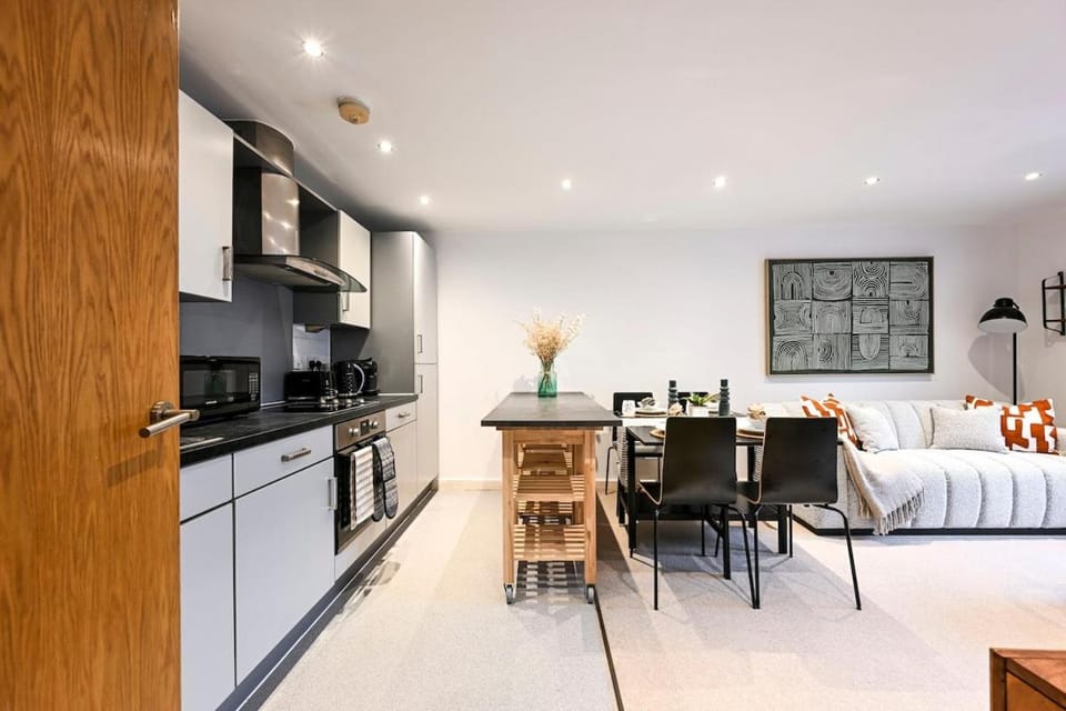 Kitchen or kitchenette, Photo of the whole room, Dining area, oven, stove