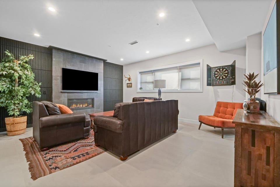 TV and multimedia, Living room, Seating area, Evening entertainment