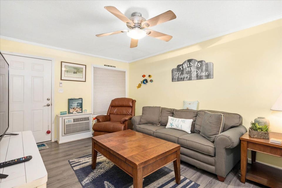 Charming 1 Bedroom Condo with Outdoor Pool! House in Ocean City