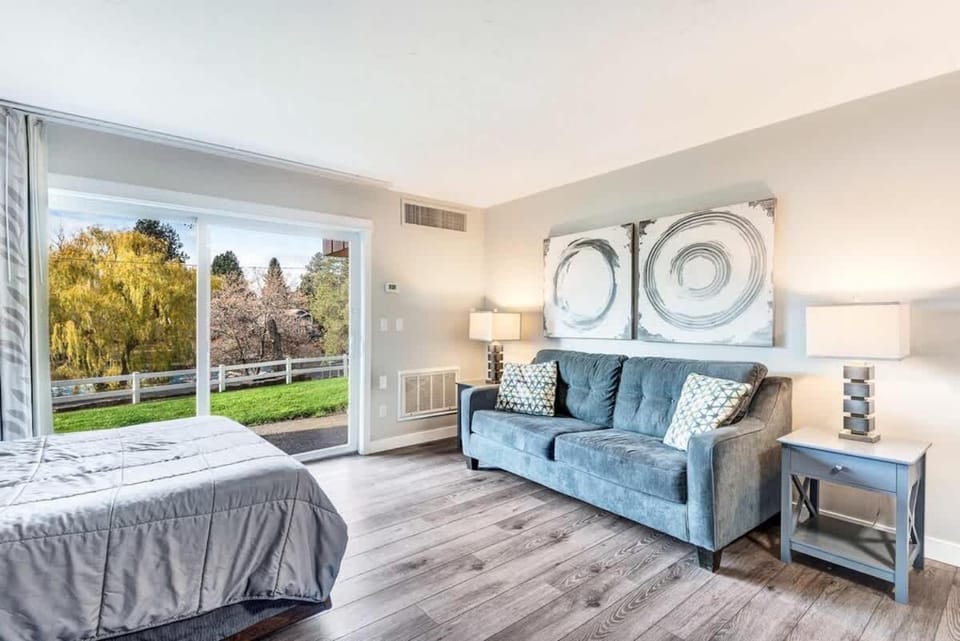 1st Floor Updated Studio incredible river access House in Bend