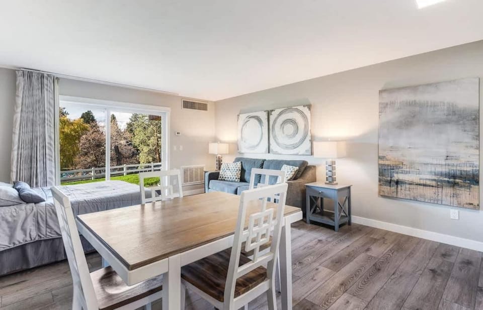 1st Floor Updated Studio incredible river access House in Bend