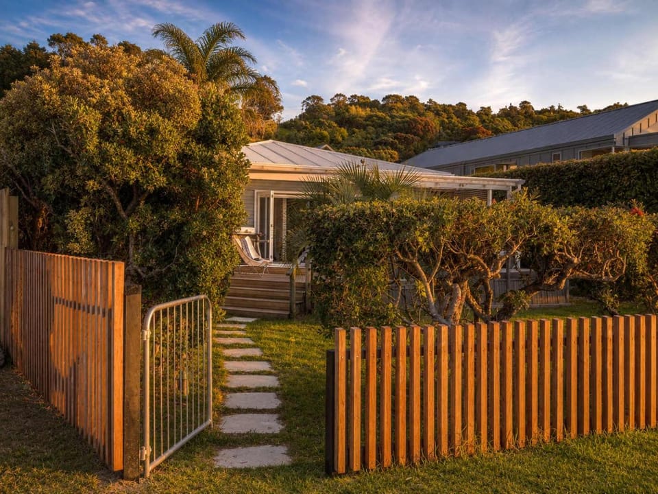 Coastal Cottage Getaway - Onetangi Beachfront House in Auckland Region