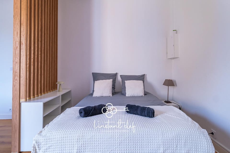 Bed, Photo of the whole room, Bedroom, towels
