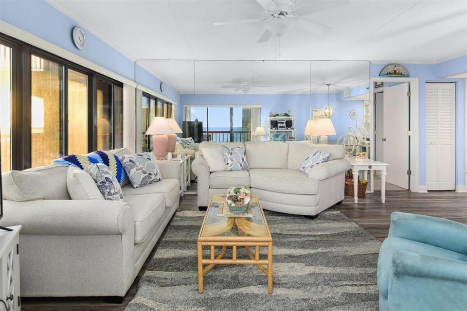 Ocean Front 1 Bedroom Rainbow Condo, Steps to the Beach! House in Ocean City
