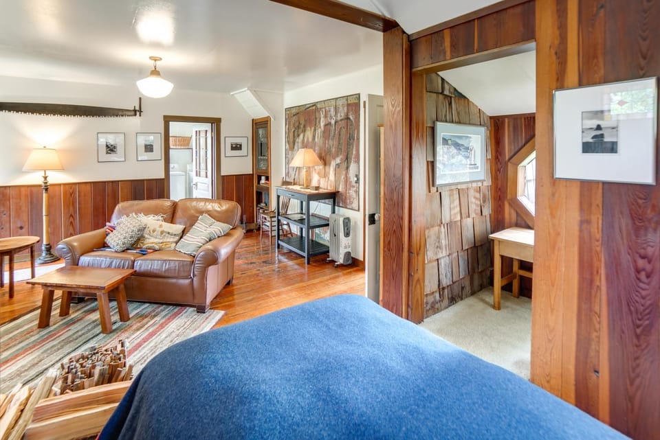 Rustic Oceanfront Mendocino Coast Cottage with Deck! House in Westport