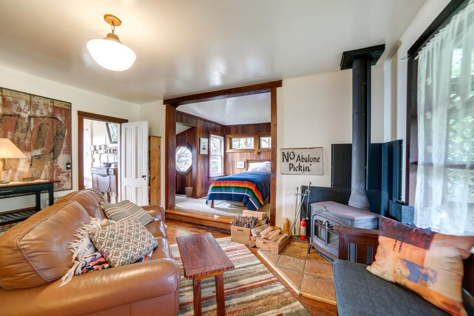 Rustic Oceanfront Mendocino Coast Cottage with Deck! House in Westport