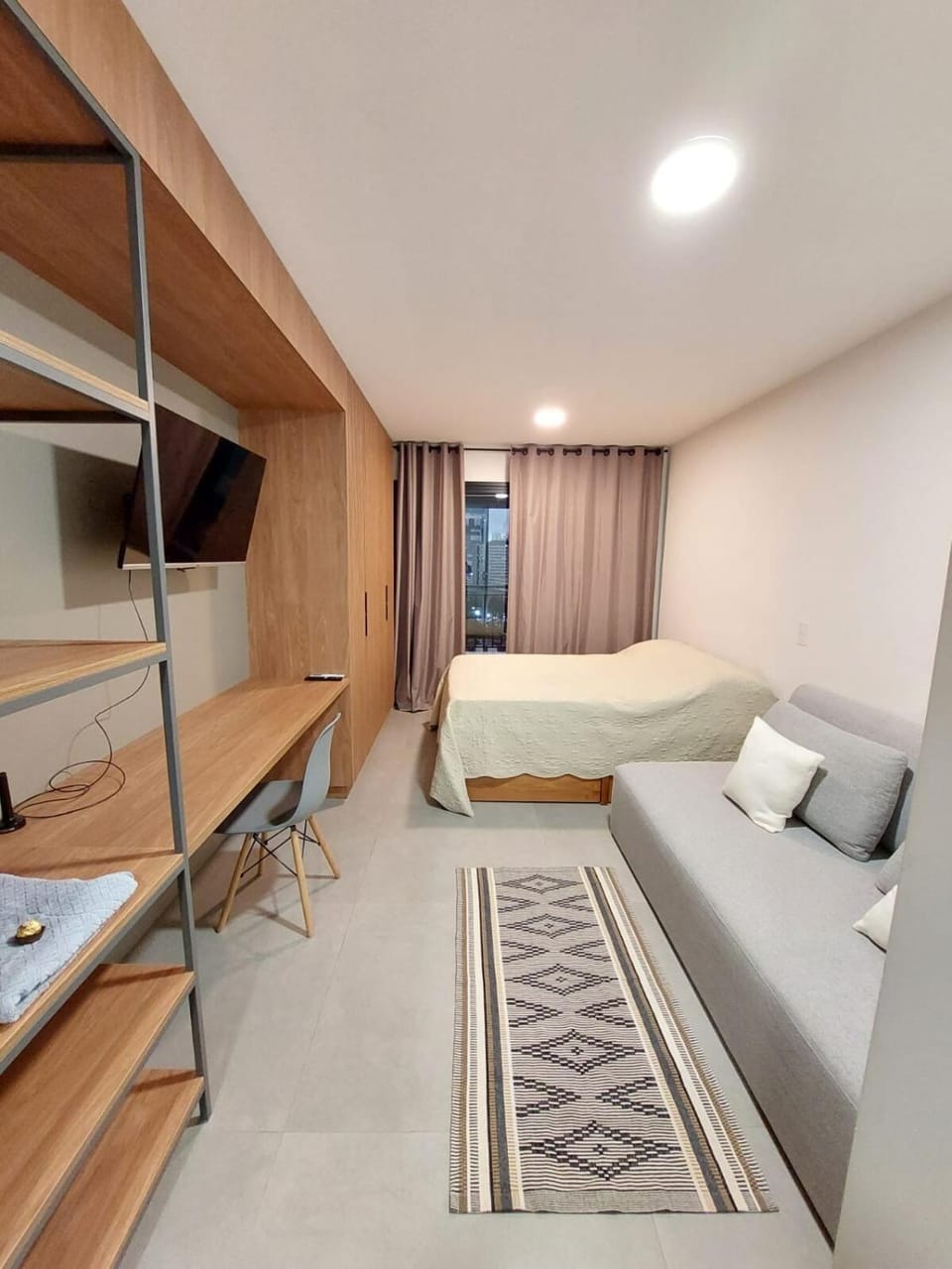 Bed, TV and multimedia, Photo of the whole room, Seating area, Bedroom, wardrobe