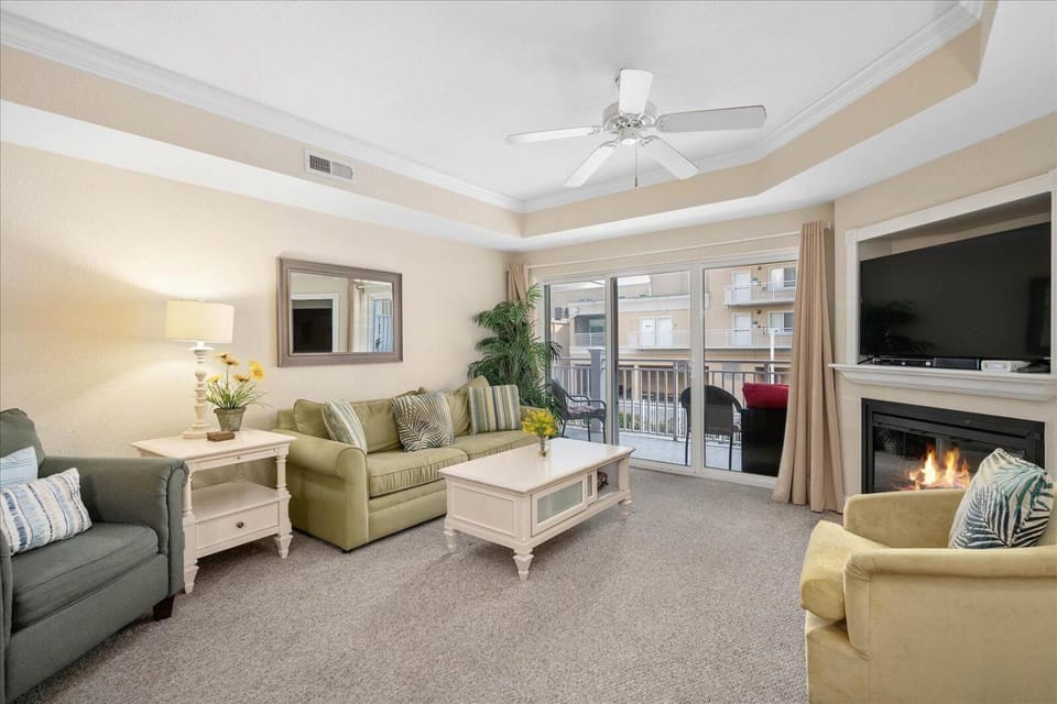 Beautiful 3 Bedroom Sunset Beach Condo with Outdoor Pool! House in Ocean City