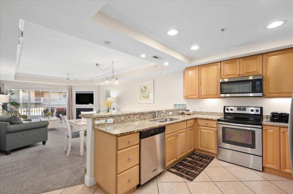 Beautiful 3 Bedroom Sunset Beach Condo with Outdoor Pool! House in Ocean City