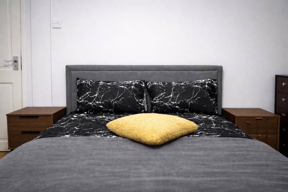 Midnight Horizon - shared bathroom Vacation rental in London