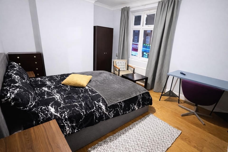 Midnight Horizon - shared bathroom Vacation rental in London