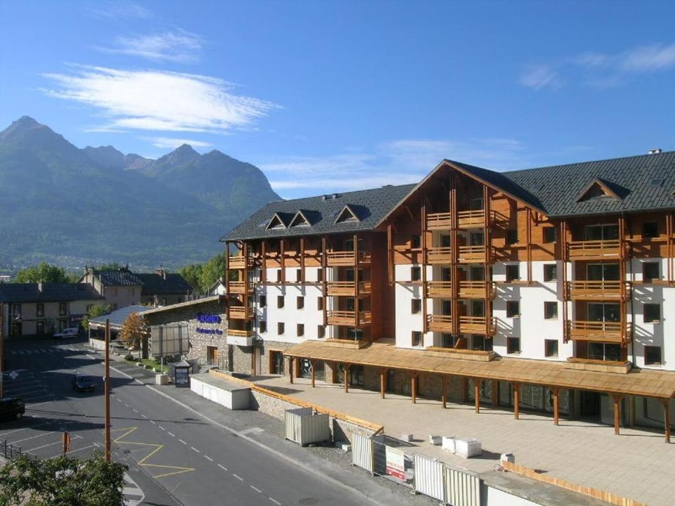 Property building, Neighbourhood, Mountain view, Street view, Location