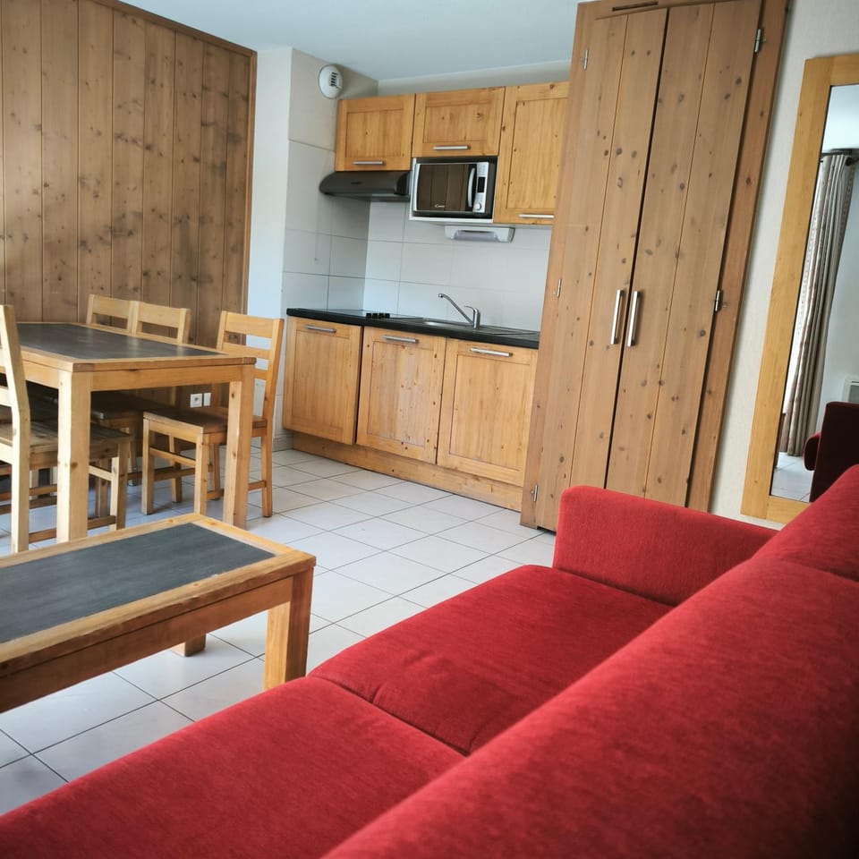 Kitchen or kitchenette, Seating area, Dining area