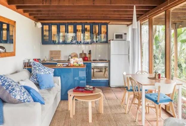 Kitchen or kitchenette, Living room, Seating area, Dining area