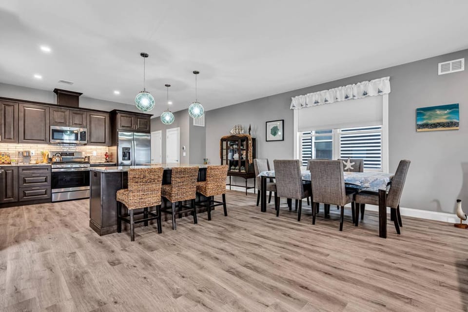 Kitchen or kitchenette, Seating area, Dining area