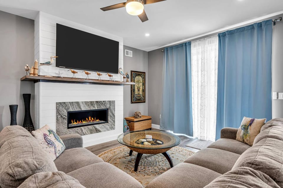 TV and multimedia, Living room, Decorative detail, Seating area, fireplace
