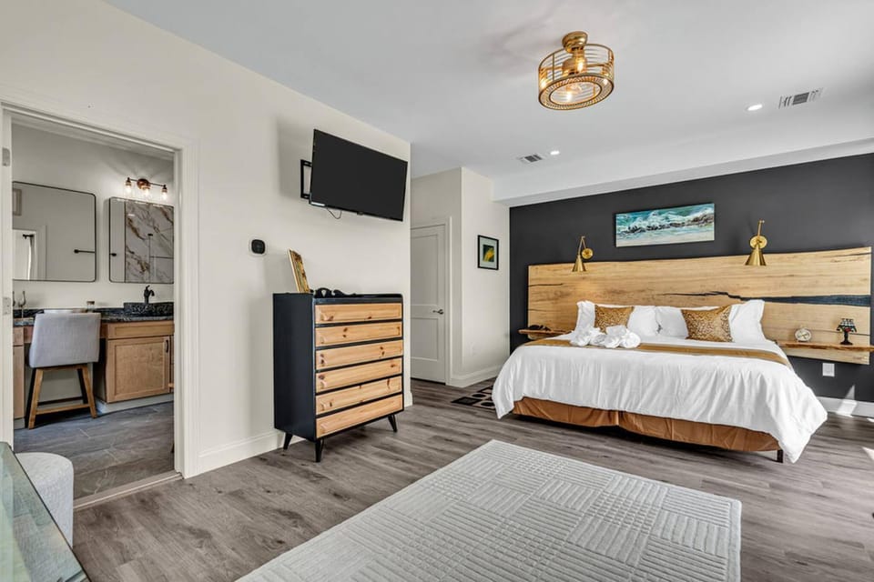 Bed, Bathroom, TV and multimedia, Bedroom