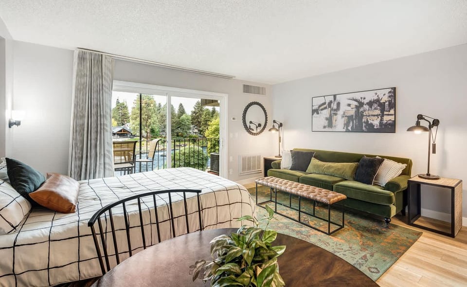 Cozy one-bedroom condo overlooking the Deschutes House in Bend