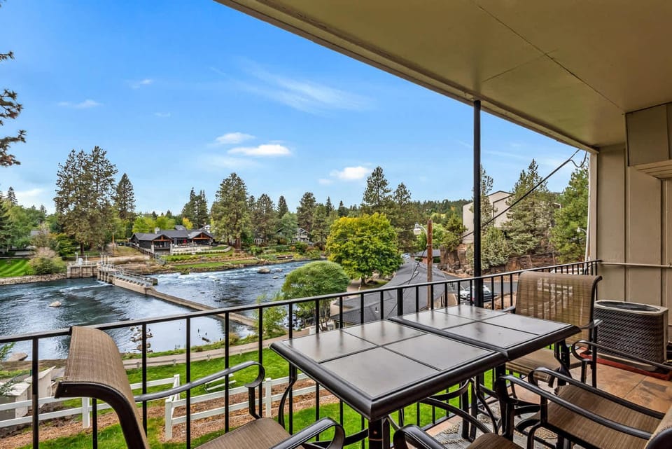 Cozy one-bedroom condo overlooking the Deschutes House in Bend