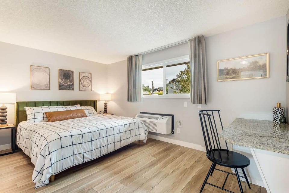 Cozy one-bedroom condo overlooking the Deschutes House in Bend
