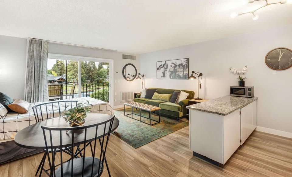 Cozy one-bedroom condo overlooking the Deschutes House in Bend